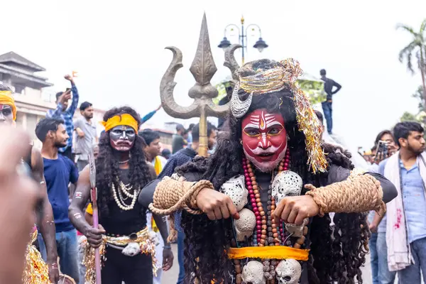 Varanasi, Uttar Pradesh, Hindistan - 20 Mart 2024: Masan Holi, Masan Holi, Masan Holi, Harishchandra ghat 'taki masaan holi kutlamaları sırasında tanrıça Kali olarak resmedilen bir kadın ressamın portresi.