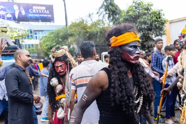 Varanasi, Uttar Pradesh, Hindistan - 20 Mart 2024: Masan Holi, Masan Holi, Masan Holi, Harishchandra ghat 'taki masaan holi kutlamaları sırasında tanrıça Kali olarak resmedilen bir kadın ressamın portresi.