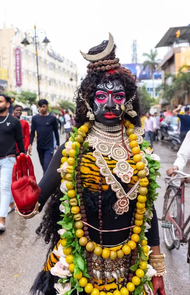 Varanasi, Uttar Pradesh, Hindistan - 20 Mart 2024: Masan Holi, Masan Holi, Masan Holi, Harishchandra ghat 'taki masaan holi kutlamaları sırasında tanrıça Kali olarak resmedilen bir kadın ressamın portresi.