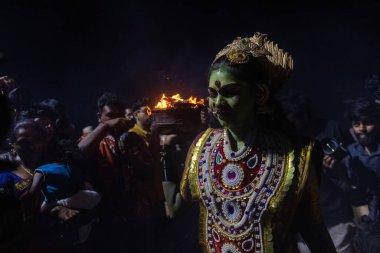Kulashekharapatnam, Tamilnadu, Hindistan - 12 Ekim 2024: Kulasai, Hint Hindu ressam portresi ve kulasai dasara festivalinin ayinlerini gerçekleştirmek için bir tarikat karakteri gibi giyinmiş.