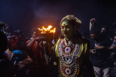 Kulashekharapatnam, Tamilnadu, Hindistan - 12 Ekim 2024: Kulasai, Hint Hindu ressam portresi ve kulasai dasara festivalinin ayinlerini gerçekleştirmek için bir tarikat karakteri gibi giyinmiş.