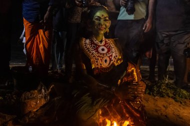 Kulashekharapatnam, Tamilnadu, Hindistan - 12 Ekim 2024: Kulasai, Hint Hindu ressam portresi ve kulasai dasara festivalinin ayinlerini gerçekleştirmek için bir tarikat karakteri gibi giyinmiş.