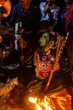 Kulashekharapatnam, Tamilnadu, Hindistan - 12 Ekim 2024: Kulasai, Hint Hindu ressam portresi ve kulasai dasara festivalinin ayinlerini gerçekleştirmek için bir tarikat karakteri gibi giyinmiş.