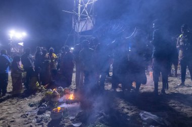 Kulashekharapatnam, Tamilnadu, Hindistan - 12 Ekim 2024: Kulasai, Hint Hindu ressam portresi ve kulasai dasara festivalinin ayinlerini gerçekleştirmek için bir tarikat karakteri gibi giyinmiş.