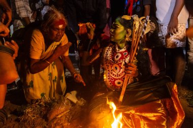 Kulashekharapatnam, Tamilnadu, Hindistan - 12 Ekim 2024: Kulasai, Hint Hindu ressam portresi ve kulasai dasara festivalinin ayinlerini gerçekleştirmek için bir tarikat karakteri gibi giyinmiş.