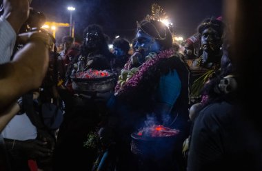 Kulashekharapatnam, Tamilnadu, Hindistan - 12 Ekim 2024: Kulasai, Hint Hindu ressam portresi ve kulasai dasara festivalinin ayinlerini gerçekleştirmek için bir tarikat karakteri gibi giyinmiş.