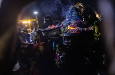 Kulashekharapatnam, Tamilnadu, Hindistan - 12 Ekim 2024: Kulasai, Hint Hindu ressam portresi ve kulasai dasara festivalinin ayinlerini gerçekleştirmek için bir tarikat karakteri gibi giyinmiş.