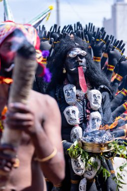 Kulashekharapatnam, Tamilnadu, Hindistan - 12 Ekim 2024: Kulasai, Hint Hindu ressam portresi ve kulasai dasara festivalinin ayinlerini gerçekleştirmek için bir tarikat karakteri gibi giyinmiş.