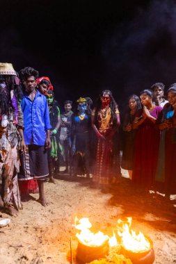 Kulashekharapatnam, Tamilnadu, Hindistan - 12 Ekim 2024: Kulasai, Hint Hindu ressam portresi ve kulasai dasara festivalinin ayinlerini gerçekleştirmek için bir tarikat karakteri gibi giyinmiş.