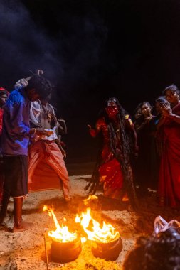 Kulashekharapatnam, Tamilnadu, Hindistan - 12 Ekim 2024: Kulasai, Hint Hindu ressam portresi ve kulasai dasara festivalinin ayinlerini gerçekleştirmek için bir tarikat karakteri gibi giyinmiş.