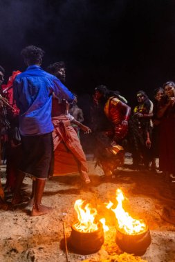 Kulashekharapatnam, Tamilnadu, Hindistan - 12 Ekim 2024: Kulasai, Hint Hindu ressam portresi ve kulasai dasara festivalinin ayinlerini gerçekleştirmek için bir tarikat karakteri gibi giyinmiş.