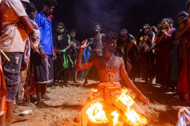 Kulashekharapatnam, Tamilnadu, Hindistan - 12 Ekim 2024: Kulasai, Hint Hindu ressam portresi ve kulasai dasara festivalinin ayinlerini gerçekleştirmek için bir tarikat karakteri gibi giyinmiş.