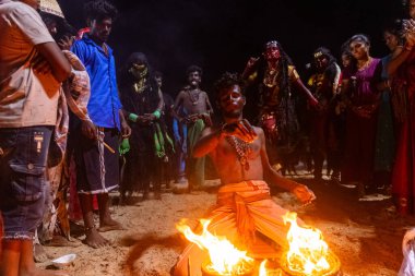 Kulashekharapatnam, Tamilnadu, Hindistan - 12 Ekim 2024: Kulasai, Hint Hindu ressam portresi ve kulasai dasara festivalinin ayinlerini gerçekleştirmek için bir tarikat karakteri gibi giyinmiş.