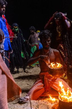 Kulashekharapatnam, Tamilnadu, Hindistan - 12 Ekim 2024: Kulasai, Hint Hindu ressam portresi ve kulasai dasara festivalinin ayinlerini gerçekleştirmek için bir tarikat karakteri gibi giyinmiş.