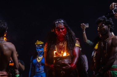 Kulashekharapatnam, Tamilnadu, Hindistan - 12 Ekim 2024: Kulasai, Hint Hindu ressam portresi ve kulasai dasara festivalinin ayinlerini gerçekleştirmek için bir tarikat karakteri gibi giyinmiş.