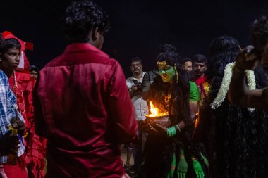 Kulashekharapatnam, Tamilnadu, Hindistan - 12 Ekim 2024: Kulasai, Hint Hindu ressam portresi ve kulasai dasara festivalinin ayinlerini gerçekleştirmek için bir tarikat karakteri gibi giyinmiş.