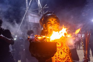 Kulashekharapatnam, Tamilnadu, Hindistan - 12 Ekim 2024: Kulasai, Hint Hindu ressam portresi ve kulasai dasara festivalinin ayinlerini gerçekleştirmek için bir tarikat karakteri gibi giyinmiş.