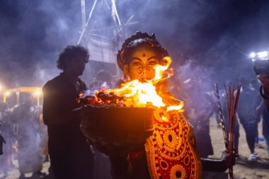 Kulashekharapatnam, Tamilnadu, Hindistan - 12 Ekim 2024: Kulasai, Hint Hindu ressam portresi ve kulasai dasara festivalinin ayinlerini gerçekleştirmek için bir tarikat karakteri gibi giyinmiş.