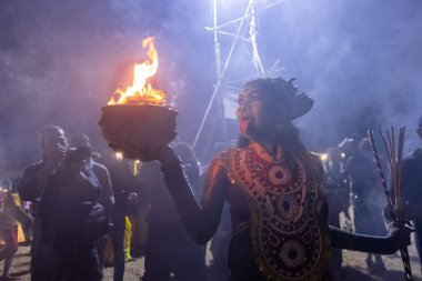 Kulashekharapatnam, Tamilnadu, Hindistan - 12 Ekim 2024: Kulasai, Hint Hindu ressam portresi ve kulasai dasara festivalinin ayinlerini gerçekleştirmek için bir tarikat karakteri gibi giyinmiş.