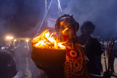 Kulashekharapatnam, Tamilnadu, Hindistan - 12 Ekim 2024: Kulasai, Hint Hindu ressam portresi ve kulasai dasara festivalinin ayinlerini gerçekleştirmek için bir tarikat karakteri gibi giyinmiş.