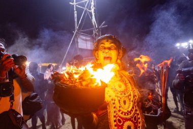 Kulashekharapatnam, Tamilnadu, Hindistan - 12 Ekim 2024: Kulasai, Hint Hindu ressam portresi ve kulasai dasara festivalinin ayinlerini gerçekleştirmek için bir tarikat karakteri gibi giyinmiş.