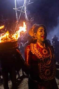 Kulashekharapatnam, Tamilnadu, Hindistan - 12 Ekim 2024: Kulasai, Hint Hindu ressam portresi ve kulasai dasara festivalinin ayinlerini gerçekleştirmek için bir tarikat karakteri gibi giyinmiş.