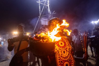 Kulashekharapatnam, Tamilnadu, Hindistan - 12 Ekim 2024: Kulasai, Hint Hindu ressam portresi ve kulasai dasara festivalinin ayinlerini gerçekleştirmek için bir tarikat karakteri gibi giyinmiş.