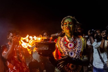 Kulashekharapatnam, Tamilnadu, Hindistan - 12 Ekim 2024: Kulasai, Hint Hindu ressam portresi ve kulasai dasara festivalinin ayinlerini gerçekleştirmek için bir tarikat karakteri gibi giyinmiş.