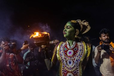 Kulashekharapatnam, Tamilnadu, Hindistan - 12 Ekim 2024: Kulasai, Hint Hindu ressam portresi ve kulasai dasara festivalinin ayinlerini gerçekleştirmek için bir tarikat karakteri gibi giyinmiş.