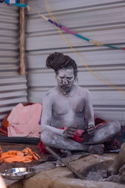 Prayagraj, Uttar Pradesh, Hindistan - 13 Ocak 2025: Mahakumbh, Kutsal erkek naga sadhu baba 'nın Sangam' daki kutsal nehir kenevirine ibadet etmek için Pagraj 'da maha kumbh mela' ya katılan portresi.