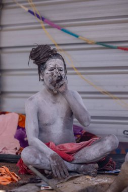 Prayagraj, Uttar Pradesh, Hindistan - 13 Ocak 2025: Mahakumbh, Kutsal erkek naga sadhu baba 'nın Sangam' daki kutsal nehir kenevirine ibadet etmek için Pagraj 'da maha kumbh mela' ya katılan portresi.