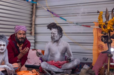 Prayagraj, Uttar Pradesh, Hindistan - 13 Ocak 2025: Mahakumbh, Kutsal erkek naga sadhu baba 'nın Sangam' daki kutsal nehir kenevirine ibadet etmek için Pagraj 'da maha kumbh mela' ya katılan portresi.