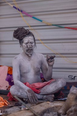 Prayagraj, Uttar Pradesh, Hindistan - 13 Ocak 2025: Mahakumbh, Kutsal erkek naga sadhu baba 'nın Sangam' daki kutsal nehir kenevirine ibadet etmek için Pagraj 'da maha kumbh mela' ya katılan portresi.