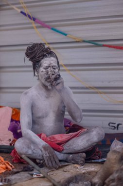 Prayagraj, Uttar Pradesh, Hindistan - 13 Ocak 2025: Mahakumbh, Kutsal erkek naga sadhu baba 'nın Sangam' daki kutsal nehir kenevirine ibadet etmek için Pagraj 'da maha kumbh mela' ya katılan portresi.
