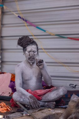 Prayagraj, Uttar Pradesh, Hindistan - 13 Ocak 2025: Mahakumbh, Kutsal erkek naga sadhu baba 'nın Sangam' daki kutsal nehir kenevirine ibadet etmek için Pagraj 'da maha kumbh mela' ya katılan portresi.