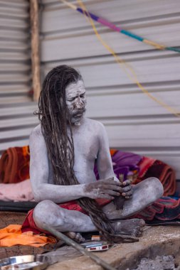 Prayagraj, Uttar Pradesh, Hindistan - 13 Ocak 2025: Mahakumbh, Kutsal erkek naga sadhu baba 'nın Sangam' daki kutsal nehir kenevirine ibadet etmek için Pagraj 'da maha kumbh mela' ya katılan portresi.