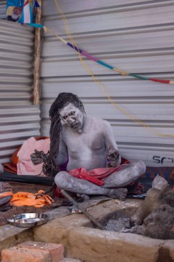 Prayagraj, Uttar Pradesh, Hindistan - 13 Ocak 2025: Mahakumbh, Kutsal erkek naga sadhu baba 'nın Sangam' daki kutsal nehir kenevirine ibadet etmek için Pagraj 'da maha kumbh mela' ya katılan portresi.