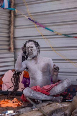 Prayagraj, Uttar Pradesh, Hindistan - 13 Ocak 2025: Mahakumbh, Kutsal erkek naga sadhu baba 'nın Sangam' daki kutsal nehir kenevirine ibadet etmek için Pagraj 'da maha kumbh mela' ya katılan portresi.