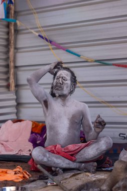 Prayagraj, Uttar Pradesh, Hindistan - 13 Ocak 2025: Mahakumbh, Kutsal erkek naga sadhu baba 'nın Sangam' daki kutsal nehir kenevirine ibadet etmek için Pagraj 'da maha kumbh mela' ya katılan portresi.