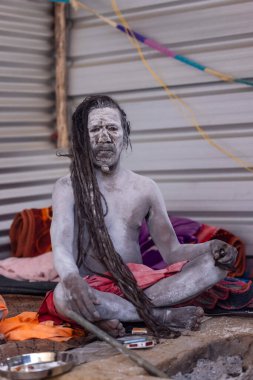 Prayagraj, Uttar Pradesh, Hindistan - 13 Ocak 2025: Mahakumbh, Kutsal erkek naga sadhu baba 'nın Sangam' daki kutsal nehir kenevirine ibadet etmek için Pagraj 'da maha kumbh mela' ya katılan portresi.
