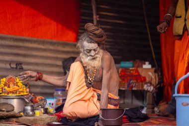 Prayagraj, Uttar Pradesh, Hindistan - 13 Ocak 2025: Mahakumbh, Kutsal erkek naga sadhu baba 'nın Sangam' daki kutsal nehir kenevirine ibadet etmek için Pagraj 'da maha kumbh mela' ya katılan portresi.
