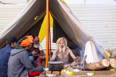 Prayagraj, Uttar Pradesh, Hindistan - 13 Ocak 2025: Mahakumbh, Kutsal erkek naga sadhu baba 'nın Sangam' daki kutsal nehir kenevirine ibadet etmek için Pagraj 'da maha kumbh mela' ya katılan portresi.