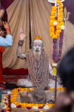 Prayagraj, Uttar Pradesh, Hindistan - 13 Ocak 2025: Mahakumbh, Kutsal erkek naga sadhu baba 'nın Sangam' daki kutsal nehir kenevirine ibadet etmek için Pagraj 'da maha kumbh mela' ya katılan portresi.