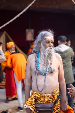 Prayagraj, Uttar Pradesh, Hindistan - 13 Ocak 2025: Mahakumbh, Kutsal erkek naga sadhu baba 'nın Sangam' daki kutsal nehir kenevirine ibadet etmek için Pagraj 'da maha kumbh mela' ya katılan portresi.