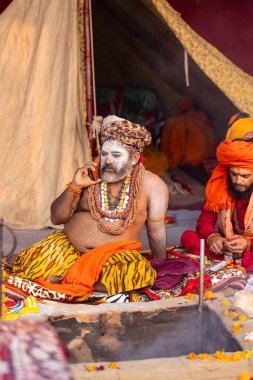 Prayagraj, Uttar Pradesh, Hindistan - 13 Ocak 2025: Mahakumbh, Kutsal erkek naga sadhu baba 'nın Sangam' daki kutsal nehir kenevirine ibadet etmek için Pagraj 'da maha kumbh mela' ya katılan portresi.