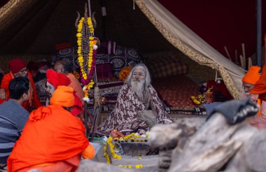 Prayagraj, Uttar Pradesh, Hindistan - 13 Ocak 2025: Mahakumbh, Kutsal erkek naga sadhu baba 'nın Sangam' daki kutsal nehir kenevirine ibadet etmek için Pagraj 'da maha kumbh mela' ya katılan portresi.