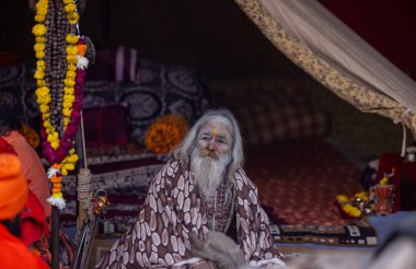 Prayagraj, Uttar Pradesh, Hindistan - 13 Ocak 2025: Mahakumbh, Kutsal erkek naga sadhu baba 'nın Sangam' daki kutsal nehir kenevirine ibadet etmek için Pagraj 'da maha kumbh mela' ya katılan portresi.