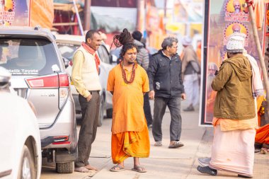 Prayagraj, Uttar Pradesh, Hindistan - 13 Ocak 2025: Mahakumbh, Kutsal erkek naga sadhu baba 'nın Sangam' daki kutsal nehir kenevirine ibadet etmek için Pagraj 'da maha kumbh mela' ya katılan portresi.