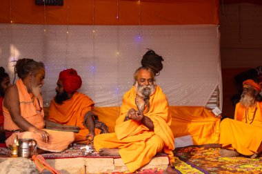 Prayagraj, Uttar Pradesh, Hindistan - 13 Ocak 2025: Mahakumbh, Kutsal erkek naga sadhu baba 'nın Sangam' daki kutsal nehir kenevirine ibadet etmek için Pagraj 'da maha kumbh mela' ya katılan portresi.