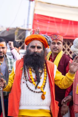 Prayagraj, Uttar Pradesh, Hindistan - 13 Ocak 2025: Mahakumbh, Kutsal erkek naga sadhu baba 'nın Sangam' daki kutsal nehir kenevirine ibadet etmek için Pagraj 'da maha kumbh mela' ya katılan portresi.